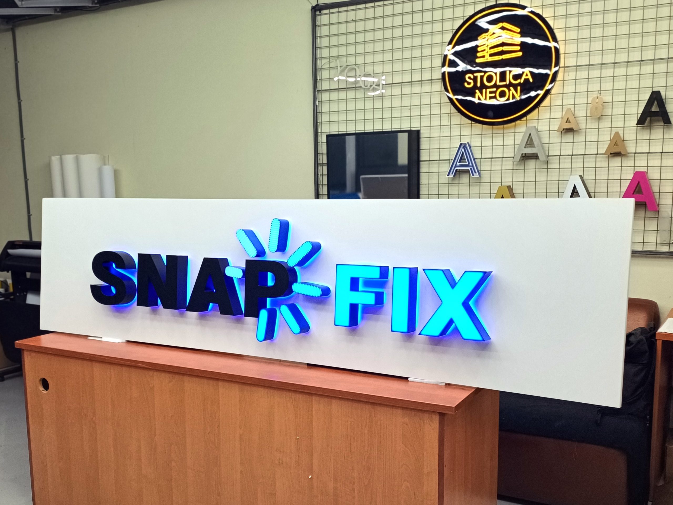 Виготовлення яскравих світлових вивісок: проект «SNAP FIX» від «Столиця Неон». Світлова вивіска «SNAP FIX» з об'ємними літерами та контражурним підсвічуванням, виготовлена в майстерні «Столиця Неон».